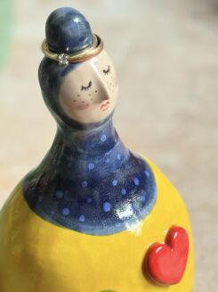 Figurka żółto-kobaltowa z sercem - 5