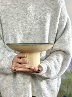 misa ceramiczna na nodze ręcznie robiona