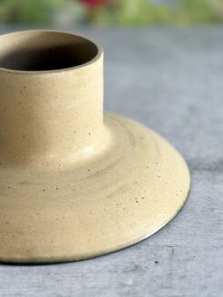 misa ceramiczna na nodze ręcznie robiona