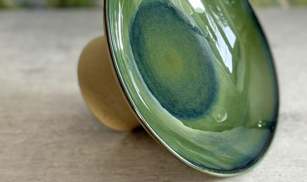 misa ceramiczna na nodze ręcznie robiona