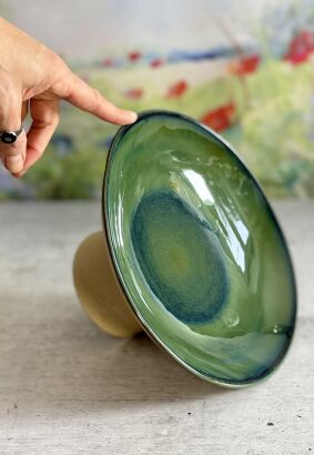 Misa ceramiczna na wysokiej nodze z zielonym wnętrzem