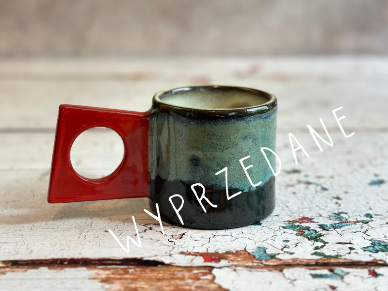 czarno-zielona filiżanka z geometrycznym uchem