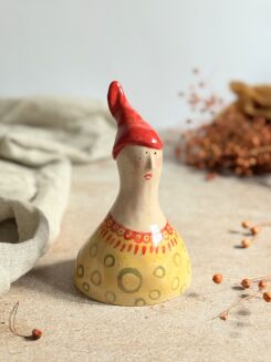 Figurka w truskawkowej czapce krasnala - 2