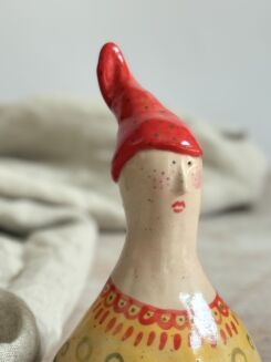 Figurka w truskawkowej czapce krasnala - 3