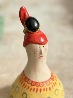 Figurka w truskawkowej czapce krasnala - 5