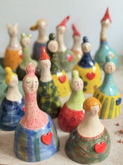 Figurka w truskawkowej czapce krasnala - 8