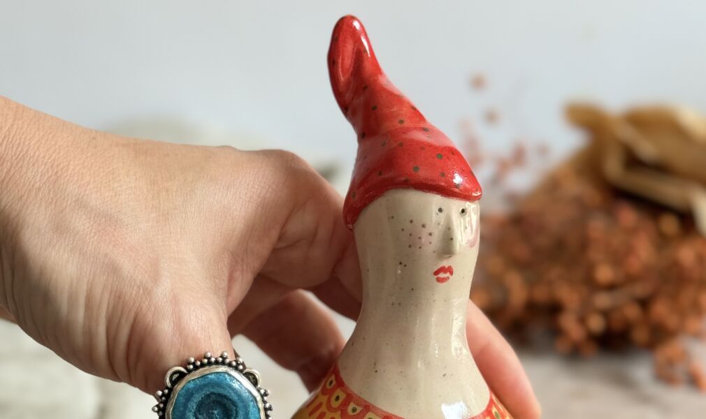 Figurka w truskawkowej czapce krasnala