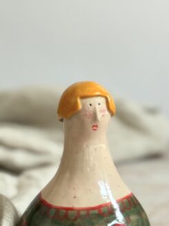 Figurka z fryzurą pazia i sercem - 3