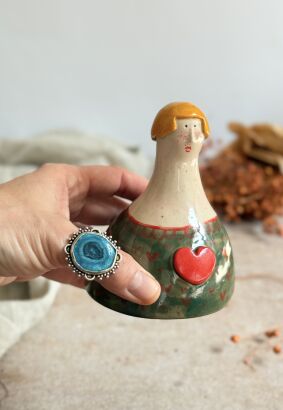 Figurka z fryzurą pazia i sercem