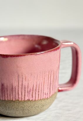 Rzeźbiony kubek ceramiczny różowy