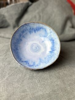 Ceramiczna misa w niebieskościach