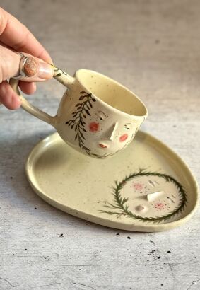 Twarzowa filiżanka z talerzykiem VI