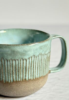 Rzeźbiony kubek ceramiczny morski