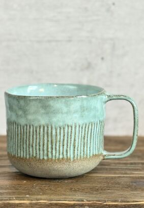 Rzeźbiony kubek ceramiczny morski