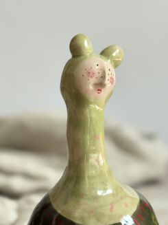 Figurka zielona z kwiatkiem - 3