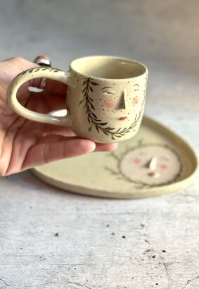 Twarzowa filiżanka z talerzykiem V