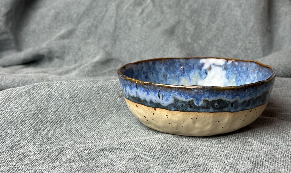 Niebieska ceramiczna miska