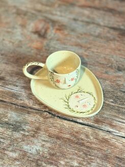 Filiżanka do espresso z talerzykiem, ręcznie wykonana, z modelowaną twarzą – ceramika Kolorowa Misa