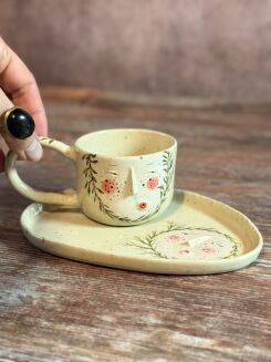 Zestaw ceramiczny handmade z twarzą, unikatowa filiżanka i talerzyk.