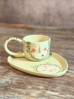 Unikatowa filiżanka artystyczna, dekorowana ręcznie, idealna na espresso.