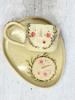 Ręcznie robiona filiżanka do kawy z talerzykiem, szkliwiona i wypalana w wysokiej temperaturze.