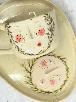 Ręcznie robiona filiżanka do kawy z talerzykiem, szkliwiona i wypalana w wysokiej temperaturze.