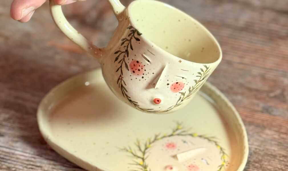 Filiżanka do espresso z talerzykiem, ręcznie wykonana, z modelowaną twarzą – ceramika Kolorowa Misa