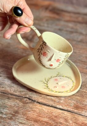 Twarzowa filiżanka z talerzykiem I