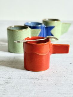 nowoczesna filiżanka ceramiczna