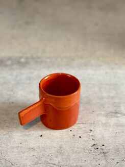 czerwona filiżanka ceramiczna