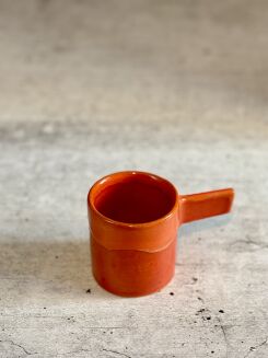 czerwona filiżanka ceramiczna