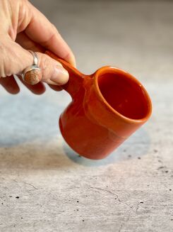 nowoczesna filiżanka ceramiczna