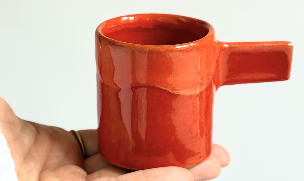 czerwona filiżanka ceramiczna