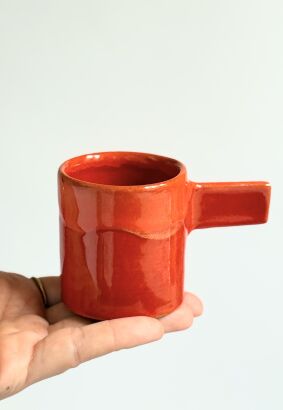 Filiżanka czerwona z geometrycznym uchem