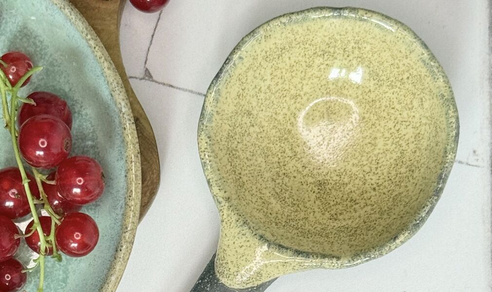 ceramiczna zakręcona łyżka kawa z mlekiem