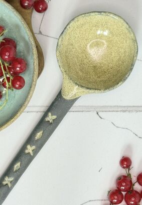 ceramiczna zakręcona łyżka kawa z mlekiem