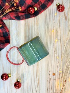 Ręcznie robiona niebieska filiżanka espresso z czerwonym uchem w kształcie wstążki, trzymana w dłoni, ceramika artystyczna Kolorowa Misa