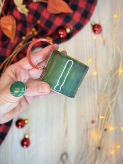 Ręcznie robiona niebieska filiżanka espresso z czerwonym uchem w kształcie wstążki, trzymana w dłoni, ceramika artystyczna Kolorowa Misa