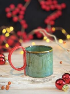 Ręcznie robiona niebieska filiżanka espresso z czerwonym uchem w kształcie wstążki, trzymana w dłoni, ceramika artystyczna Kolorowa Misa