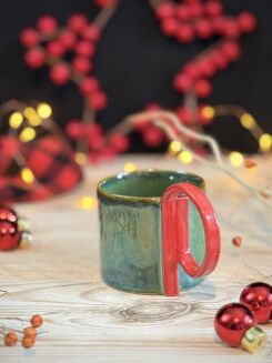 Ręcznie robiona niebieska filiżanka espresso z czerwonym uchem w kształcie wstążki, trzymana w dłoni, ceramika artystyczna Kolorowa Misa