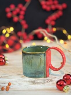 Ręcznie robiona niebieska filiżanka espresso z czerwonym uchem w kształcie wstążki, trzymana w dłoni, ceramika artystyczna Kolorowa Misa