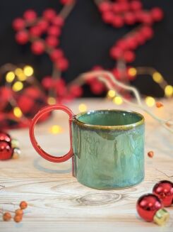 Ręcznie robiona niebieska filiżanka espresso z czerwonym uchem w kształcie wstążki, trzymana w dłoni, ceramika artystyczna Kolorowa Misa