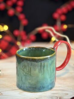 Ręcznie robiona niebieska filiżanka espresso z czerwonym uchem w kształcie wstążki, trzymana w dłoni, ceramika artystyczna Kolorowa Misa