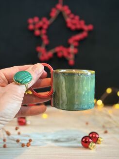 Ręcznie robiona niebieska filiżanka espresso z czerwonym uchem w kształcie wstążki, trzymana w dłoni, ceramika artystyczna Kolorowa Misa