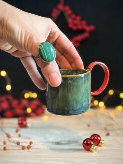 Ręcznie robiona niebieska filiżanka espresso z czerwonym uchem w kształcie wstążki, trzymana w dłoni, ceramika artystyczna Kolorowa Misa