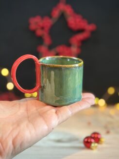 Ręcznie robiona niebieska filiżanka espresso z czerwonym uchem w kształcie wstążki, trzymana w dłoni, ceramika artystyczna Kolorowa Misa