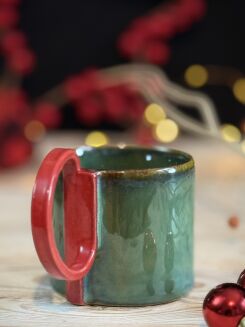 Ręcznie robiona niebieska filiżanka espresso z czerwonym uchem w kształcie wstążki, trzymana w dłoni, ceramika artystyczna Kolorowa Misa