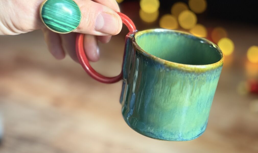 Ręcznie robiona niebieska filiżanka espresso z czerwonym uchem w kształcie wstążki, trzymana w dłoni, ceramika artystyczna Kolorowa Misa