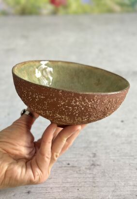 surowa miseczka w kolorach ziemi