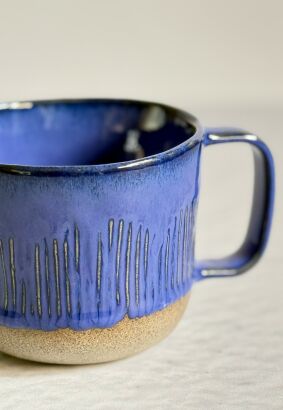 Rzeźbiony kubek ceramiczny chabrowy